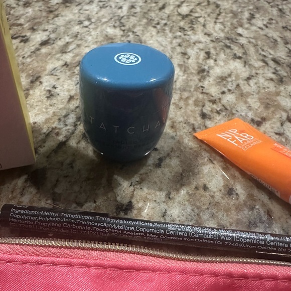 IPSY Bag - Month of December 🎁 - Picture 4 of 4